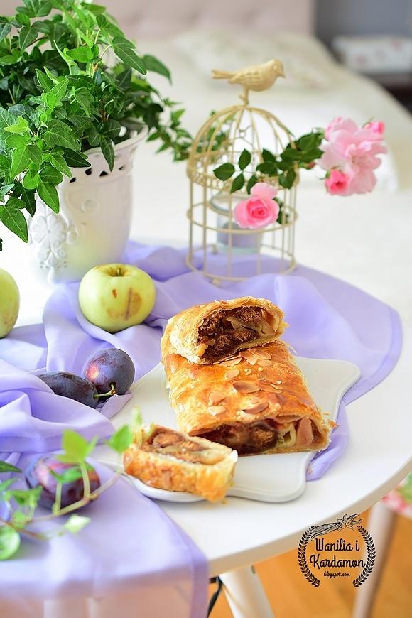 Francuski strudel z jabłkami, śliwkami i pierniczkami