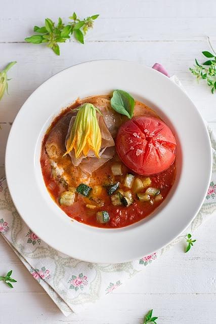Pieczone pomidory z mozzarellą w pesto rosso i prosciutto