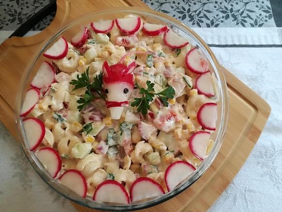 Sałatka z sezonowymi warzywami i tortellini