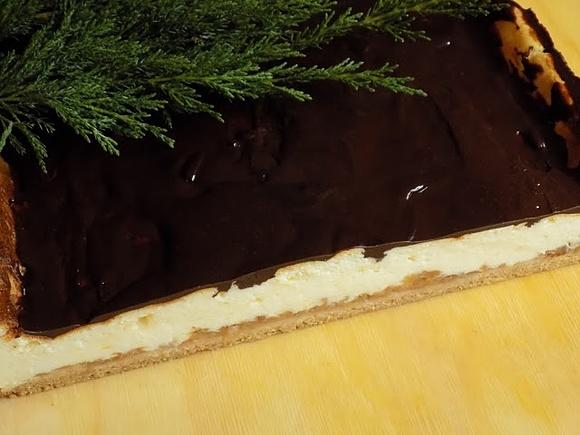 Sernik na jabłkach pieczony na cieście kruchym