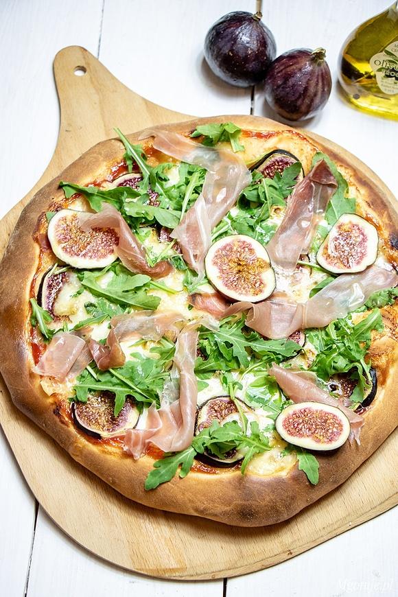 Pizza z serem pleśniowym, figami i szynką szwarcwaldzką