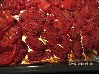Pieczone pomidory z papryką i czosnkiem