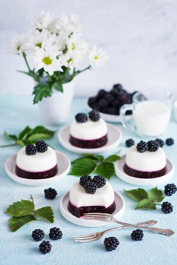 Wegańska panna cotta z jeżynami
