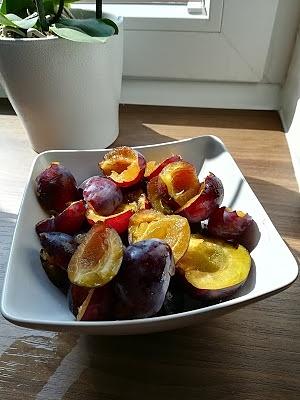 Muffinki drożdżowe ze śliwkami i cynamonem
