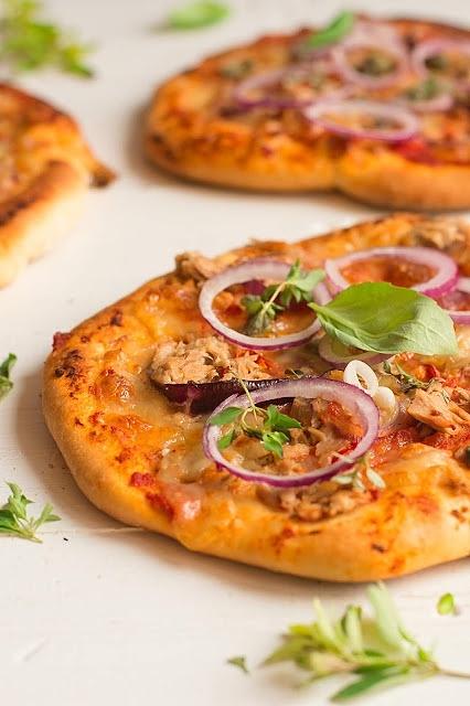 Pizza al tonno z tuńczykiem, mozzarellą i kaparami