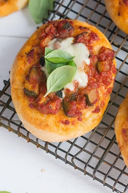Bułeczki z sosem chili bakłażanem cukinią i mozzarellą