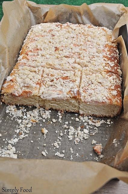 Drożdżowe ciasto z jabłkami i kruszonką