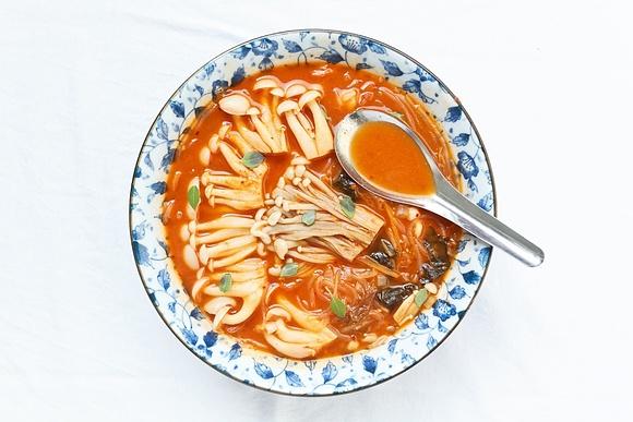 Zupa kimchi z grzybami shimeji, enoki i shitake
