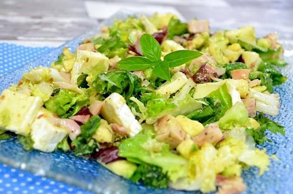 Sałatka z wędzonym kurczakiem i awokado, ser camembert i mix sałat
