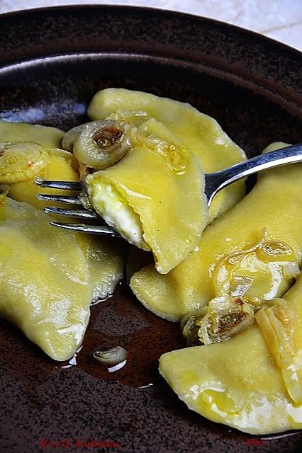 Grochowe pierogi z kozim serem