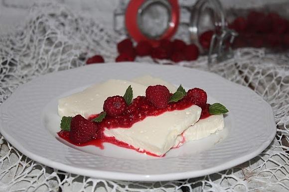Śmietanowy mrożony deser z malinami