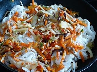 Makaron ryżowy z wędzonym tofu