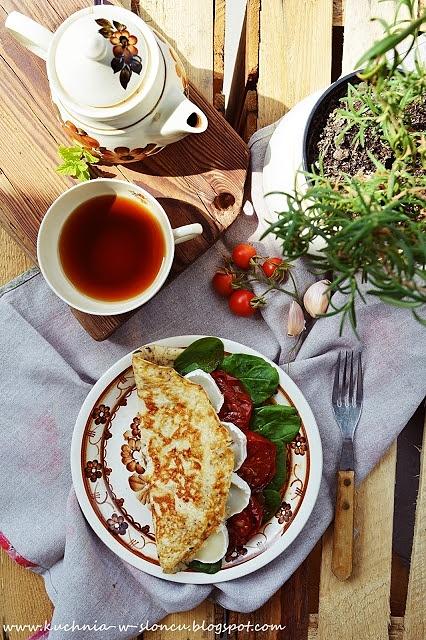 Omlet z karmelizowanymi pomidorami i kozim serem