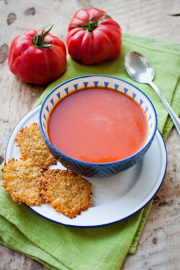 Zupa z pieczonych pomidorów z chipsami z parmezanu i kaszy quinoa