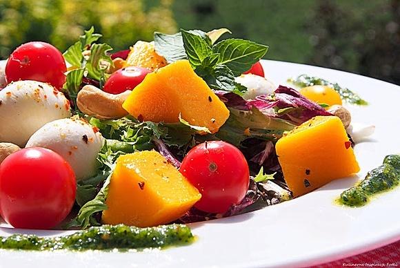 Sałatka z mango i miętowym pesto