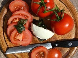 Sałatka Caprese - prosta i szybka przystawka z mozzarellą i pomidorami