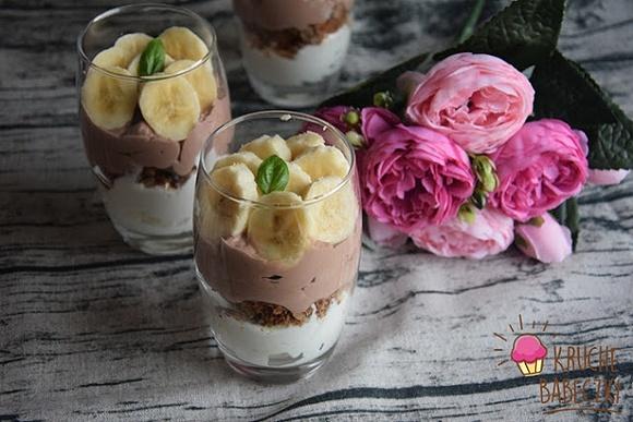Deser z kremem czekoladowym bananem i piernikami