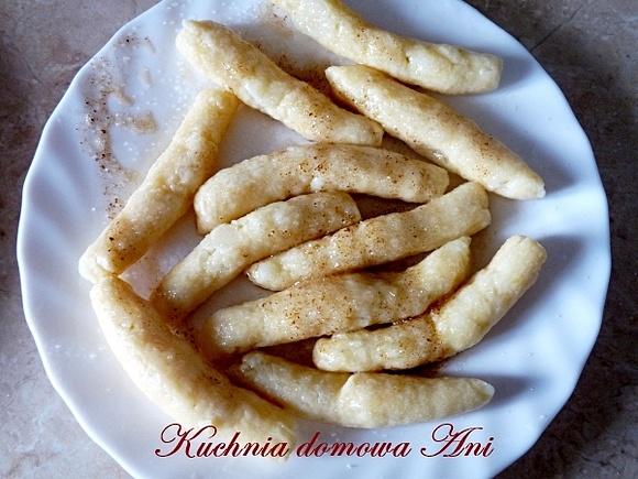 Paluchy podawane na słodko z cukrem i masełkiem