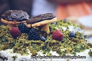 Leśny mech - zdrowy tort na urodziny z szpinakiem i jagodami
