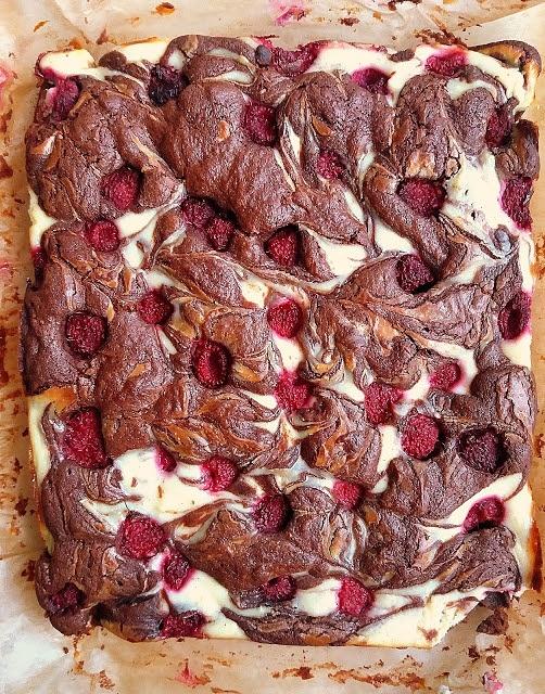 Brownie z serem i malinami