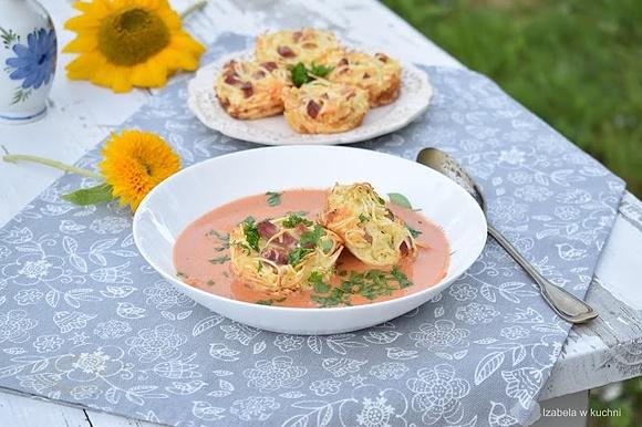 Zupa pomidorowa z makaronowymi koszyczkami