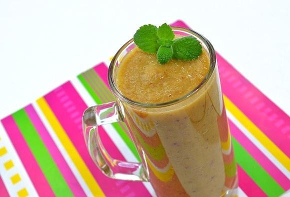 Smoothie z zieloną herbatą, brzoskwinią i bananem