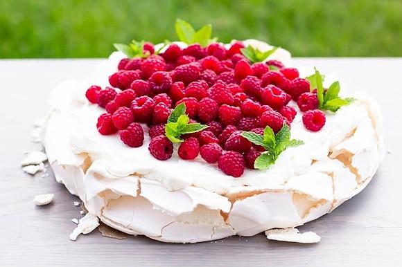 Pavlova z malinami, mascarpone i cukrem pudrem