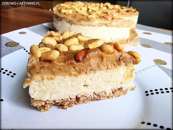 Jaglany Snickers ze słodko słonym karmelem