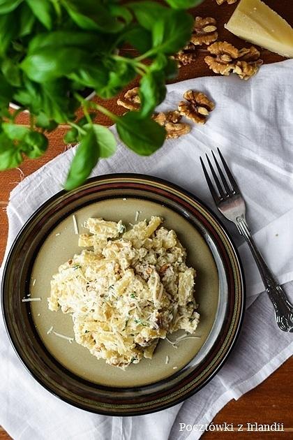 Maccheroni z orzechami włoskimi bazylią i ricottą