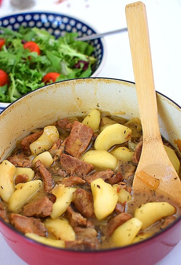 Gulasz wieprzowy z karmelizowanymi jabłkami