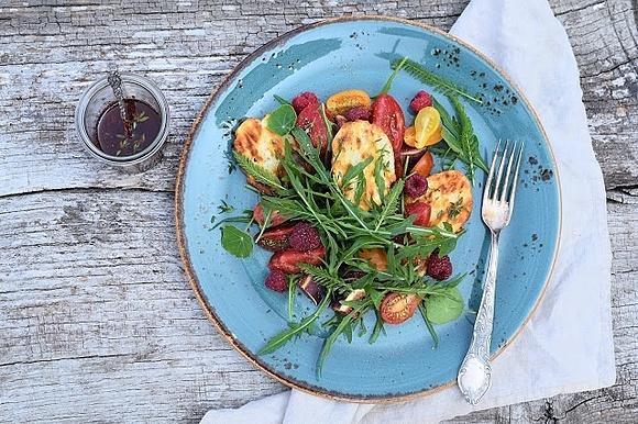 Sałatka z halloumi, rukolą i malinami