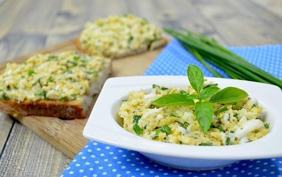 Pasta z jajek, żółtego sera i musztardy