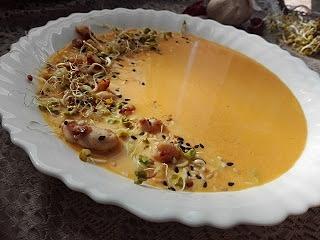 Zupa marchewkowa z mlekiem kokosowym i sezamem