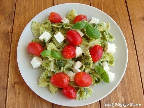 Makaron z migdałowym pesto, pomidorami i mozzarellą