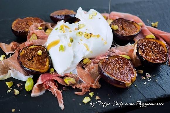 Burrata, prosciutto i figi na niedzielne śniadanie