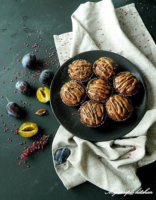 Muffinki owsiane z brzoskwiniami i śliwkami
