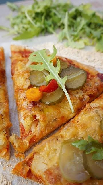Polska pizza z ziemniakami, boczkiem i cebulą