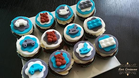 Muffinki na roczek z kremem cytrynowym i dekoracją tortu