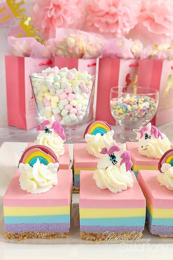 Tęczowe mini serniczki unicorn na urodzinowe przyjęcie