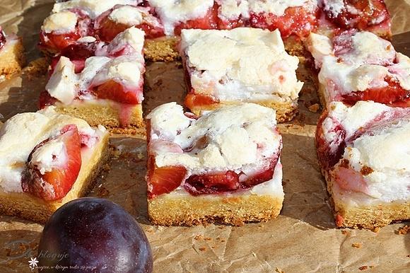 Najlepsze kruche ciasto na miodzie ze śliwkami, jabłkiem i bezą