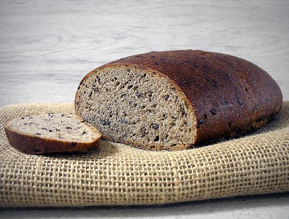 Chleb żytni sitkowy z siemieniem lnianym na zakwasie