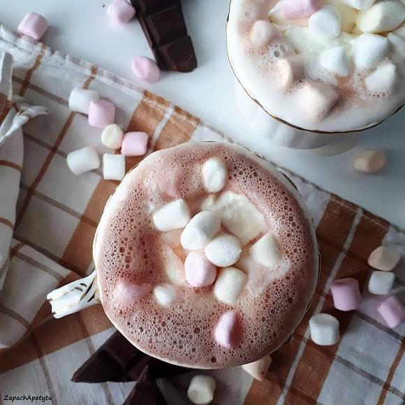 Kakao z bitą śmietaną i piankami marshmallow