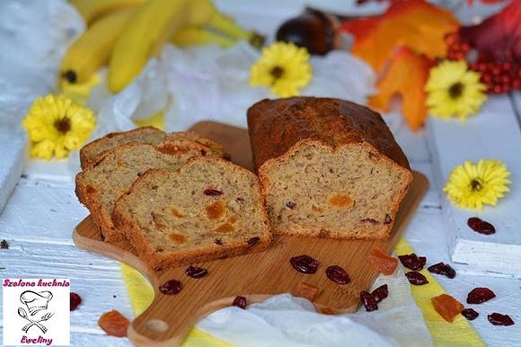 Chlebek bananowy z żurawiną i morelami