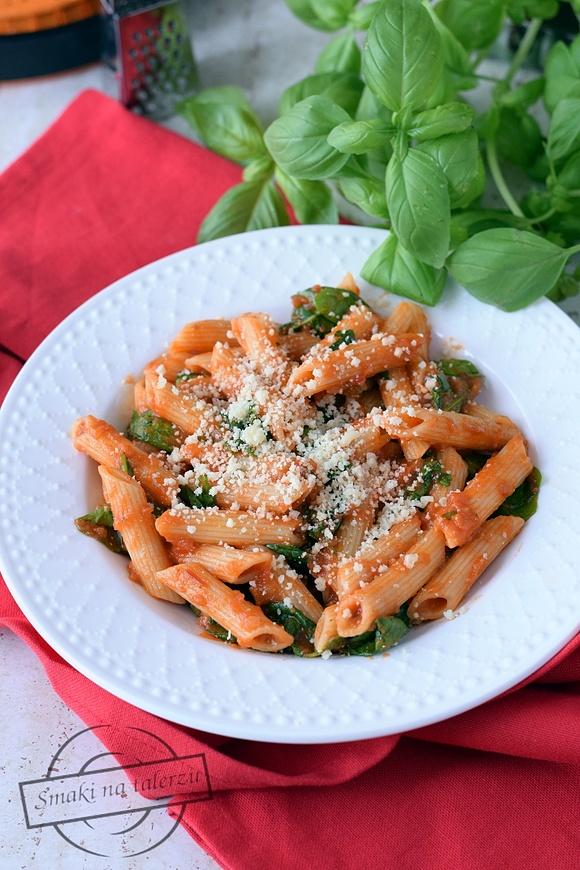 Penne ze szpinakiem w pomidorowym sosie