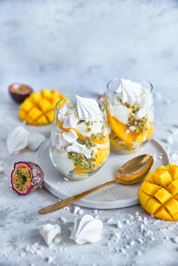 Bezwodny deser z mango i marakują eton mess