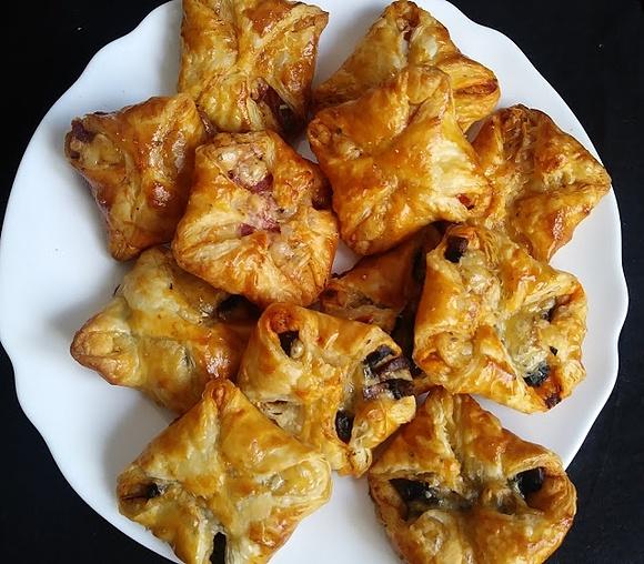 Koperty z ciasta francuskiego z pieczarkami i salami