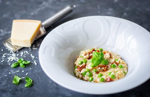Risotto z suszonymi pomidorami i groszkiem