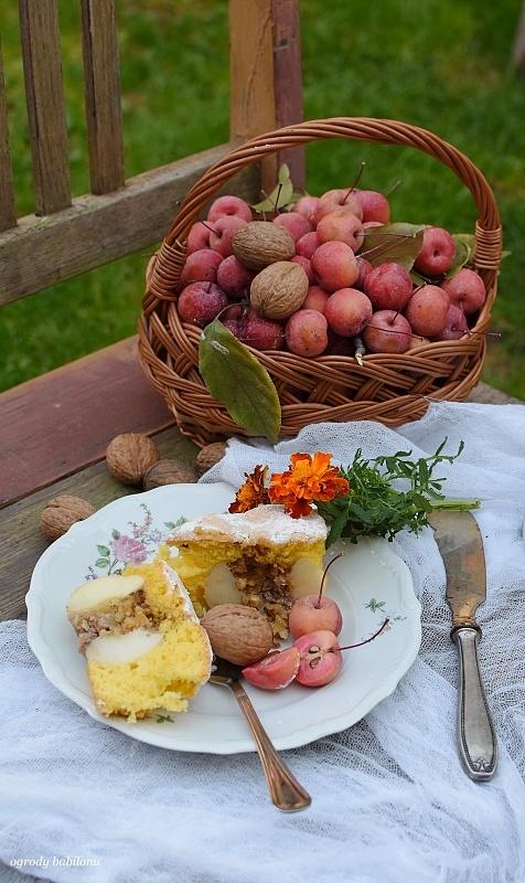 Jabłka zapieczone w biszkopcie z orzechami i cytryną