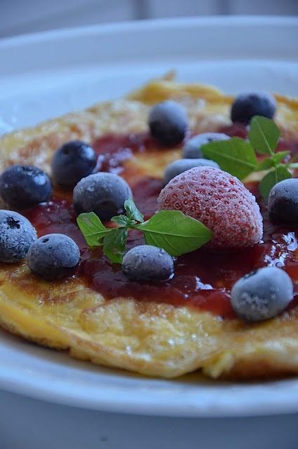 Omlet z dżemem i owocami