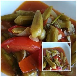 Okra z pomidorami i koperkiem